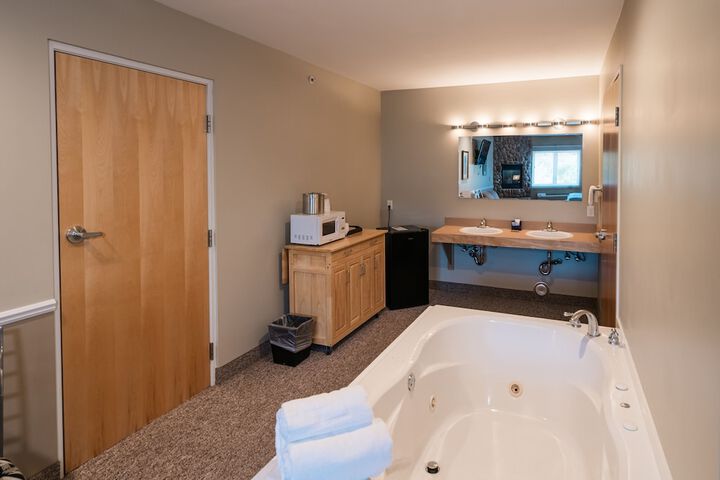 Deluxe Queen Bed Lake View Sofa (12 of 38)