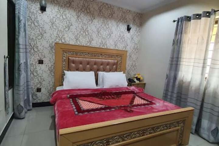 Room 4 of 8