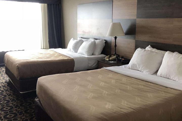 2 Queen Beds (6 of 7)