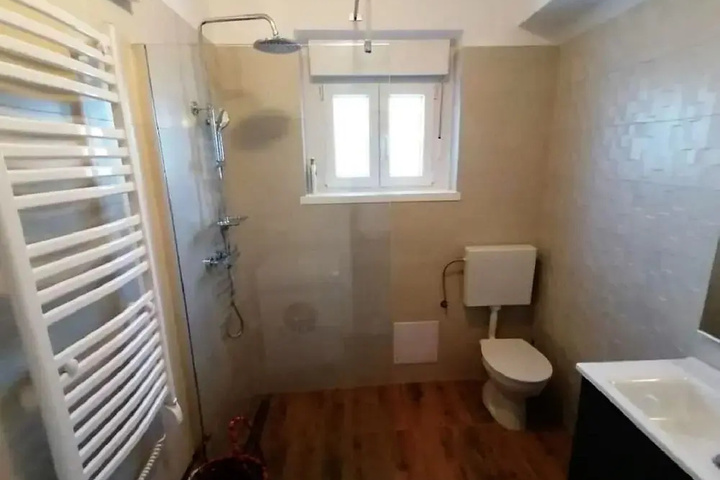 Room 6 of 14