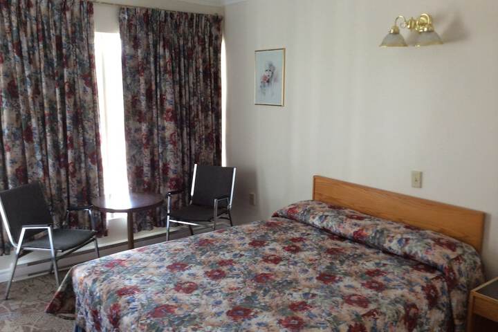 Room 4 of 8