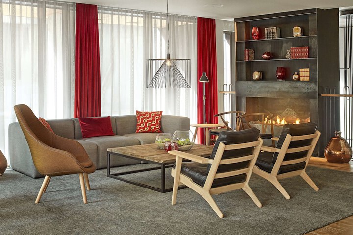 Lounge 98 of 106