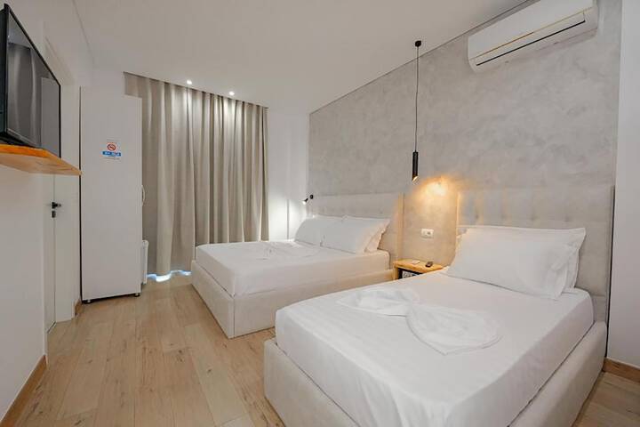 Room 35 of 141