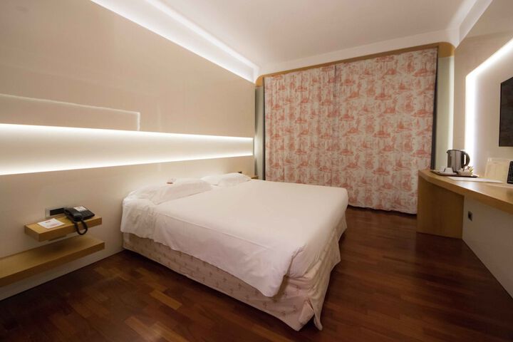 Room 9 of 36