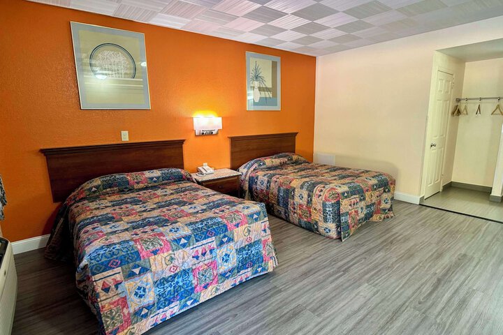 2 Double Beds (4 of 7)