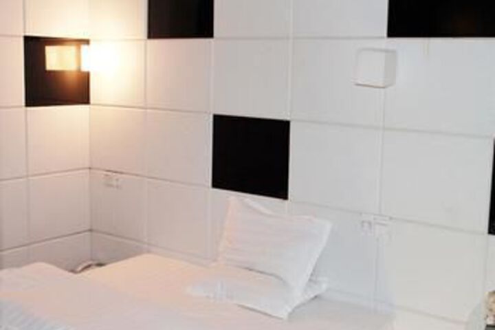 Room 10 of 29