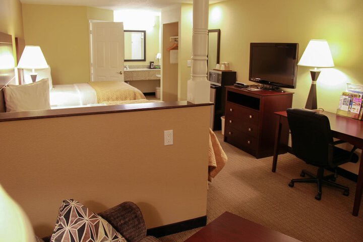 Quadruple Deluxe 2 Queen Beds (25 of 49)