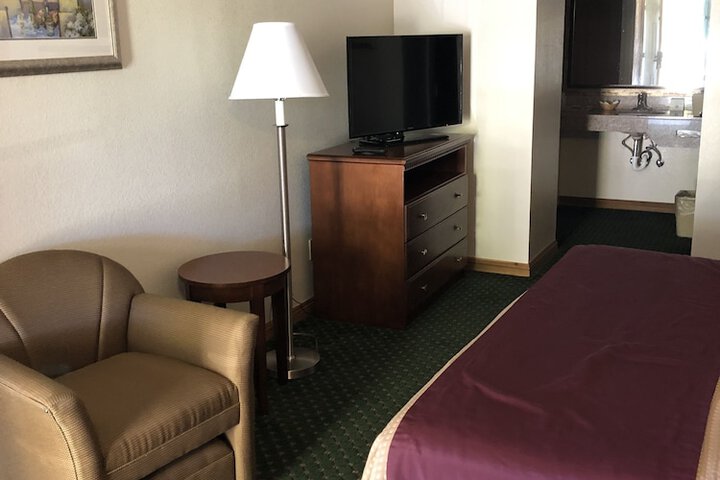 1 King Bed (2 of 15)