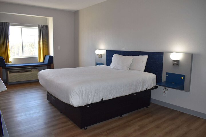 1 King Bed (5 of 5)