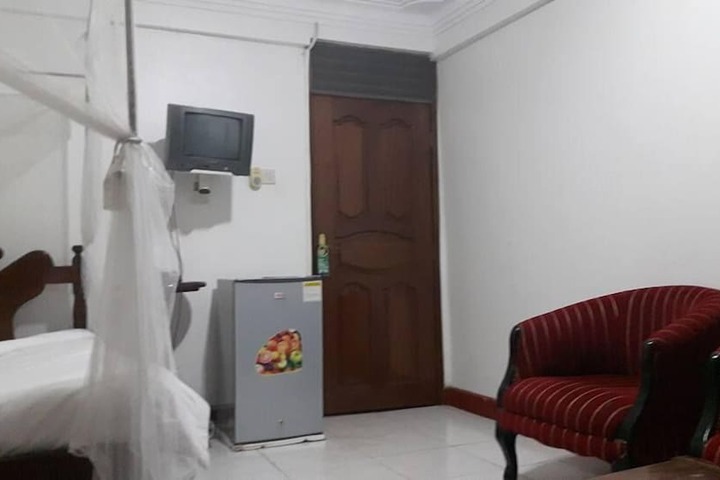 Room 4 of 25