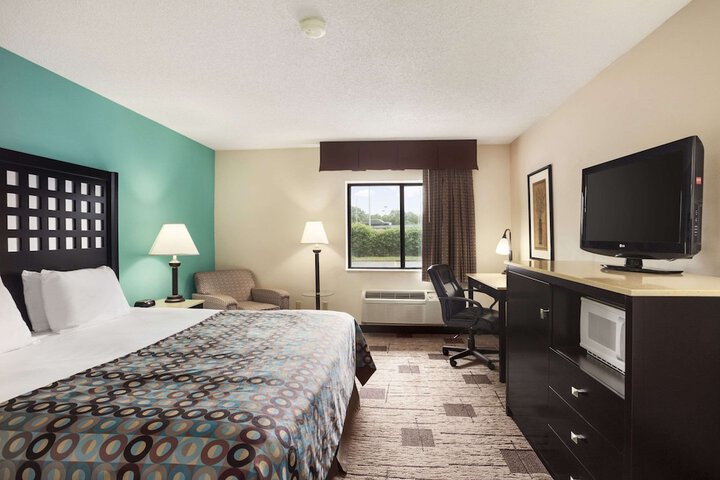 1 King Bed (4 of 17)
