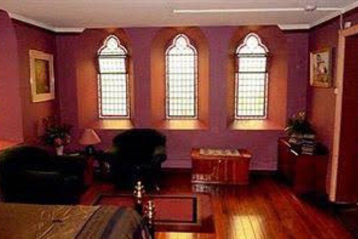 Lounge 4 of 10