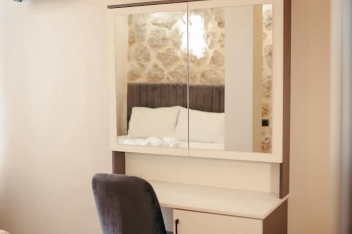 Room 3 of 8