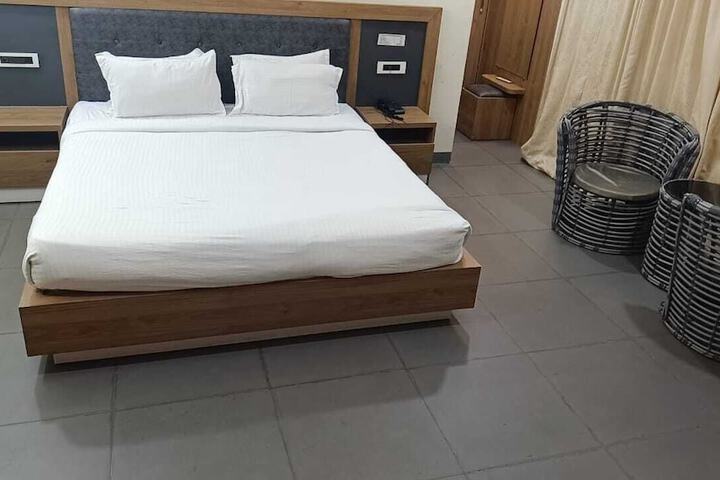 Room 2 of 40