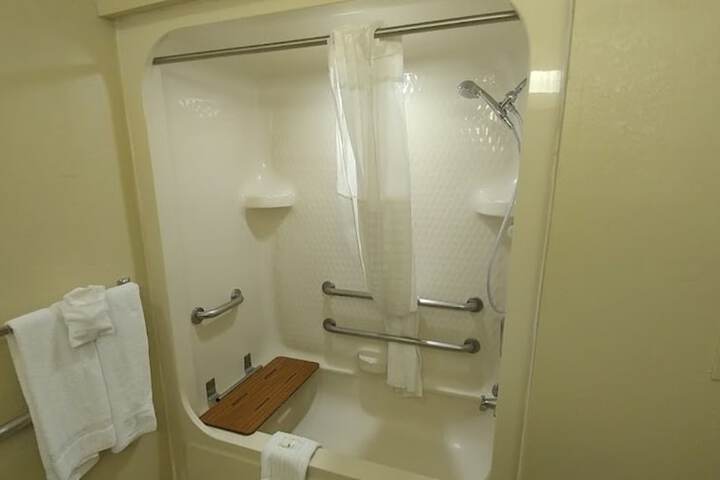 1 Queen Bed Accessible (3 of 26)