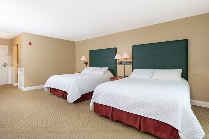 Studio Queen Bed Accessible (8 of 8)