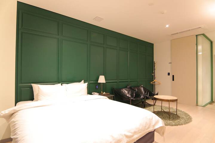 Room 8 of 190