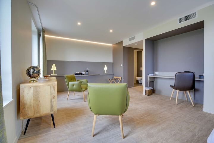 Room 50 of 84