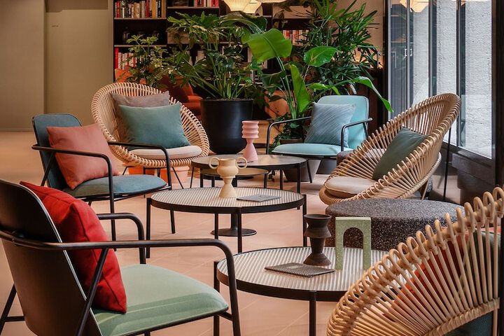 Lobby lounge