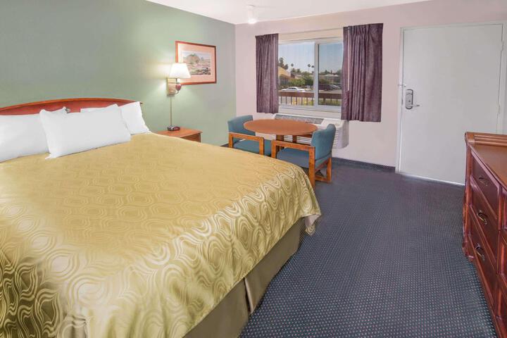 1 Queen Bed (3 of 10)
