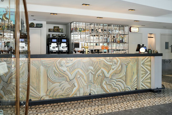 Lounge 93 of 101