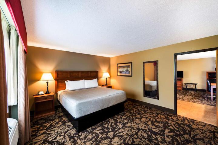 Accessible 1 King Mobility Accessible Roll in Shower Microwave and Refrigerator Full Breakfast (3 of 20)