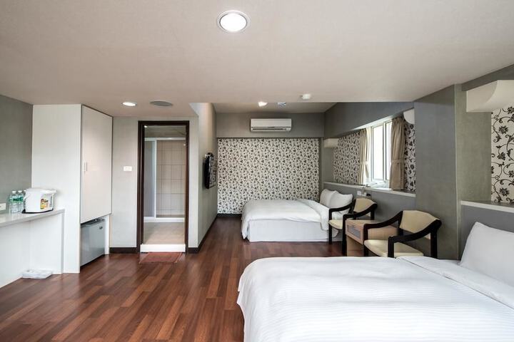 Room 15 of 28