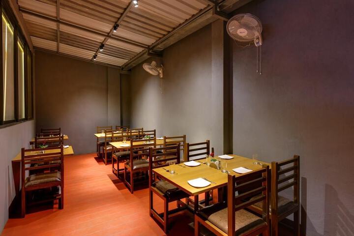Dining 9 of 16