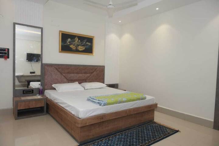 Room 7 of 13