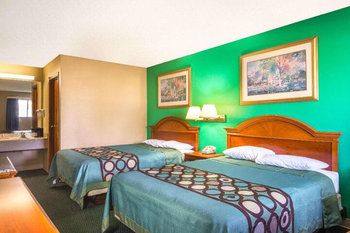 1 Queen Bed (5 of 10)