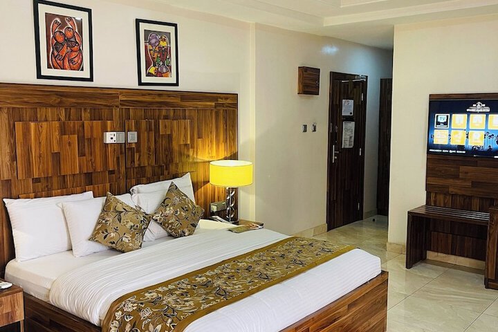 Room 5 of 10
