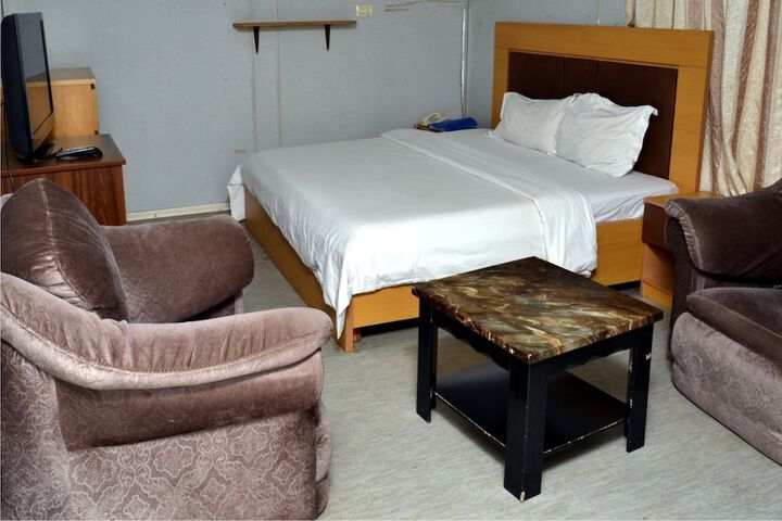 Room 9 of 11