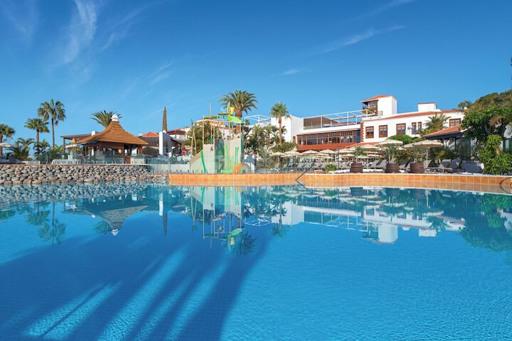 Hotel Pool