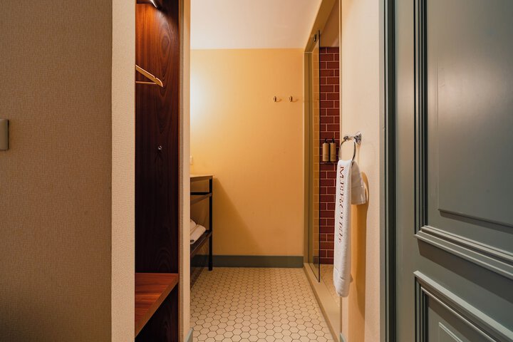 Room 64 of 239