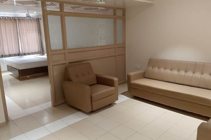 Room 6 of 12