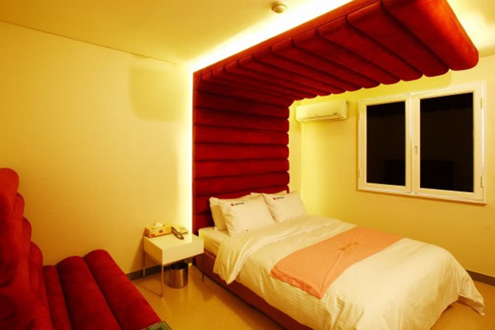 Room 6 of 47