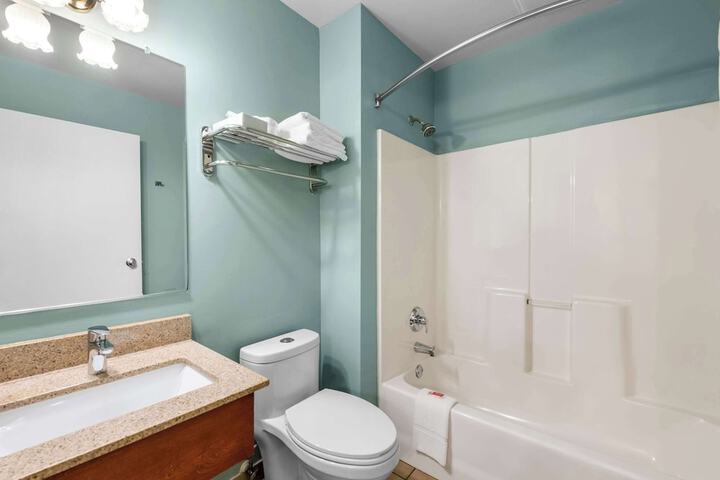 1 Queen Bed (9 of 18)