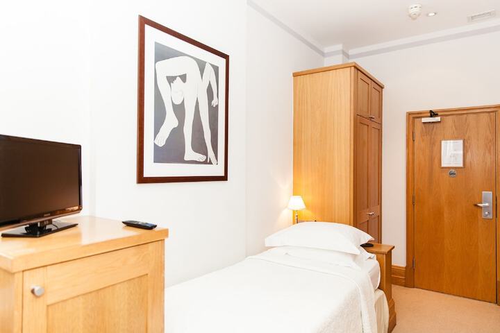 Room 9 of 100