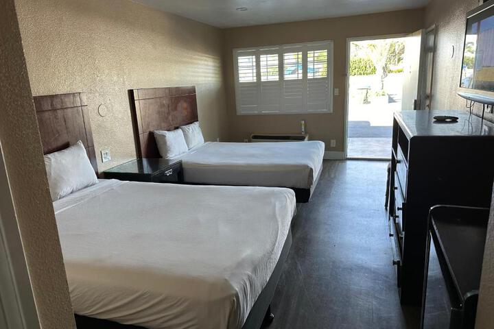 1 Queen Bed (2 of 4)