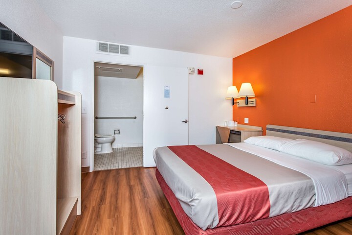 1 Queen Bed (3 of 11)