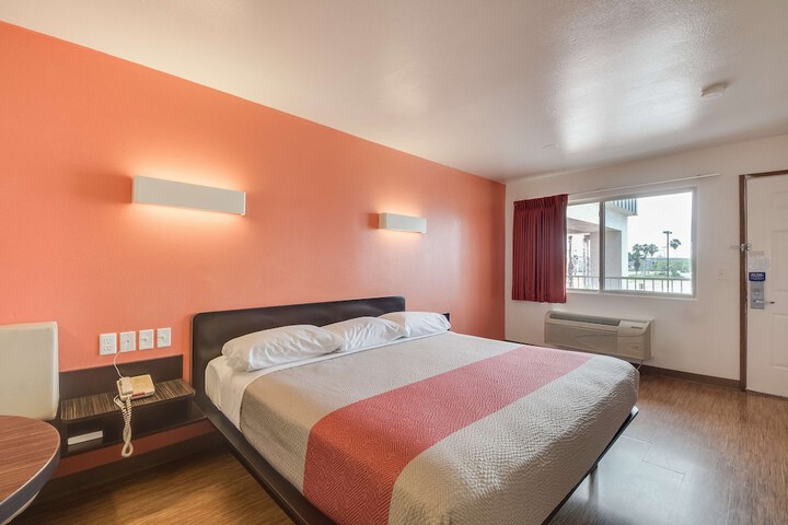 Room 15 of 38