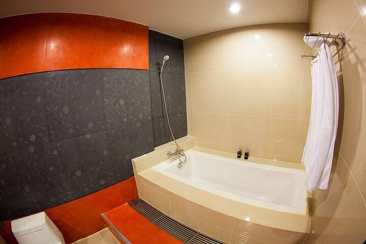 Deep soaking bathtub