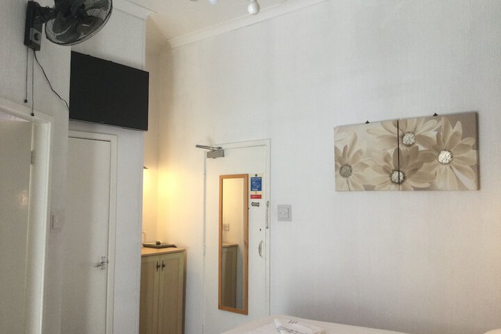 Room 38 of 170