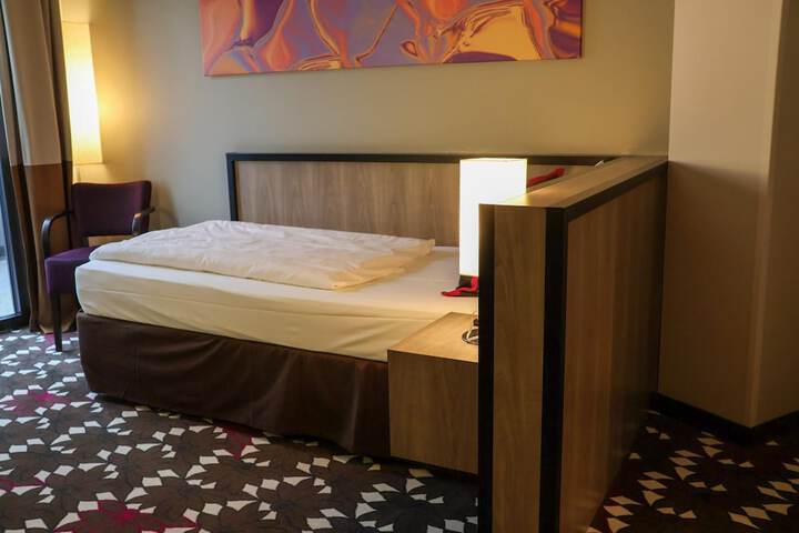 Room 42 of 143
