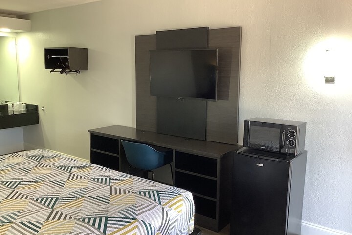 1 King Bed (7 of 16)