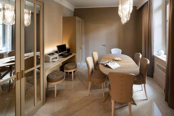 Room 44 of 111