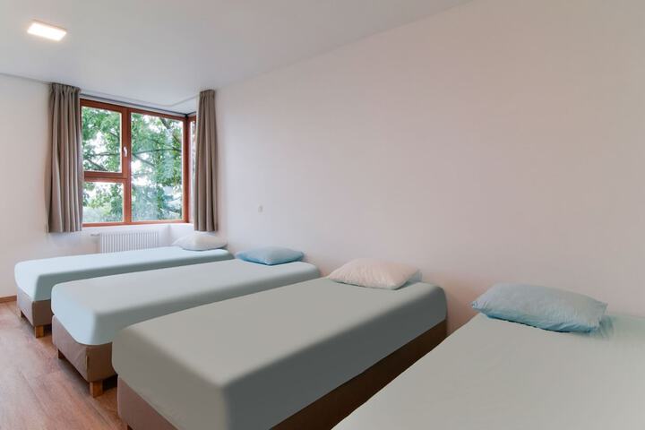 Room 10 of 99