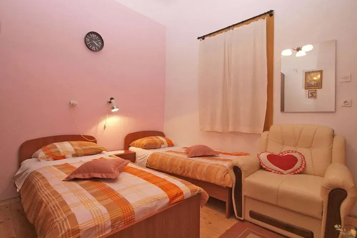 Room 5 of 11