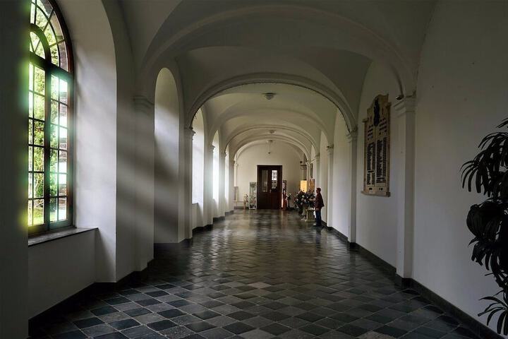 Ballroom/Hall 25 of 32