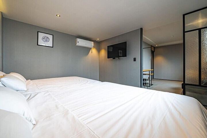 Room 12 of 65
